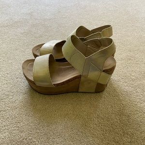 Pierre Dumas Cream Platform Sandals